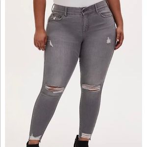Torrid BOMBSHELL SKINNY JEAN - SUPER SOFT GREY WASH WITH DISTRESSED HEM 16R